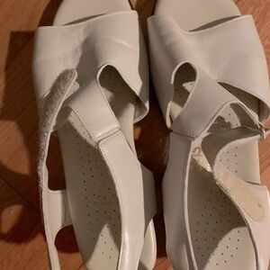 SAS woman’s sandals 8 Wide